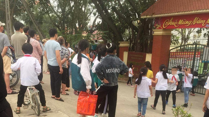 Học sinh lớp 9 đâm chết nam sinh lớp 8 trong giờ ra chơi: Sáng 1/4/2021, trong giờ ra chơi sau tiết học thứ nhất, em N.V.H.D. (lớp 8 Trường THCS Hồng Hà, xã Hồng Hà, huyện Đan Phượng, Hà Nội) xảy ra mâu thuẫn với Q.K. (15 tuổi, học cùng trường). Do bức xúc, K. đã dùng dao nhọn đâm D. gục tại chỗ. Lãnh đạo nhà trường đã đưa em D. đến Bệnh viện Đa khoa huyện Đan Phượng cấp cứu, nhưng do vết thương quá nặng, D. đã qua đời.