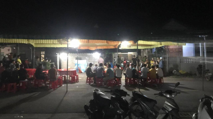 Nam sinh lớp 9 dùng dao đâm bạn tử vong: Ngày 7/4, nhóm 4 học sinh lớp 11 Trường THPT Đakrông) và Nguyễn Văn Q. (SN 2007, lớp 9, Trường THCS Krông Klang) đi xe máy từ thị trấn Krông Klang, tỉnh Quảng Trị về cổng Trường TH và THCS Ba Lòng. Tại đây, Q. đi vào trường gặp Lê Hữu Quân rồi dùng mũ bảo hiểm ném vào người Quân. Sau đó, Quân lấy dao thủ sẵn trong cặp ra đe doạ. Quá trình xô xát, dao của nam sinh này đâm vào ngực trái của Q. khiến nạn nhân tử vong. Ngày 11/4, Viện KSND tỉnh Quảng Trị cho biết vừa phê duyệt quyết định khởi tố bị can và lệnh cấm đi khỏi nơi cư trú đối với Quân về tội giết người.