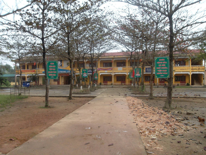 Nam sinh lớp 6 bị bạn cùng trường đâm tử vong: Ngày 15/2/2022, tại Trường THCS Phong An (huyện Phong Điền, tỉnh Thừa Thiên Huế) giữa nam sinh tên C. (lớp 7) và nam sinh tên H. (lớp 6) có xảy ra xô xát ở khu vực nhà vệ sinh của trường. Lúc này, nam sinh T.C.Y (bạn học cùng lớp với C.) đến bênh vực C. Trong lúc hai bên xô xát, Y. mang dao rọc giấy ra đâm trúng bụng H. Sau đó, H. được đưa đến Bệnh viện Trung ương Huế cơ sở 2 cấp cứu. Tuy nhiên, do bị mất nhiều máu, nam học sinh lớp 6 đã tử vong.