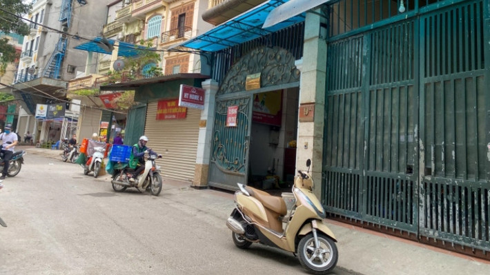 Sau khi mở được cửa để vào trong phòng, mọi người tá hoả phát hiện người phụ nữ đã tử vong. Nhiều đồ vật trong phòng bị xáo trộn. Trên thi thể nạn nhân có dấu hiệu tác động của ngoại lực. Tiếp nhận tin báo của người dân khi phát hiện thi thể chị H., Phòng Cảnh sát hình sự (Công an TP Hà Nội) phối hợp với Công an quận Cầu Giấy, Cục Cảnh sát hình sự (Bộ Công an) và các đơn vị nghiệp vụ khác tiến hành điều tra. (Ảnh VOV)