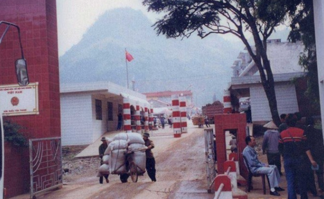 Theo hồ sơ vụ án, đầu những năm 1990, Lạng Sơn với những hoạt động kinh tế náo nhiệt đã thu hút sự chú ý không chỉ của dân đi buôn, mà còn của đám tội phạm cướp giật. Băng cướp do "con quỷ điên" họ Bạch suốt nhiều năm đã liên tục gây ra các vụ giết người, cướp tài sản rúng động. Thế nhưng, Bạch Văn Chanh chưa phải là kẻ khiến cánh đi buôn và người dân sinh sống nơi đây sợ hãi nhất. Ở khu ngã ba được mệnh danh là "tử thần" (nơi giáp danh 3 tỉnh Lạng Sơn, Quảng Ninh, Bắc Giang) còn một băng cướp khác với cách gây án vô cùng tàn bạo. (Ảnh minh họa, nguồn internet)