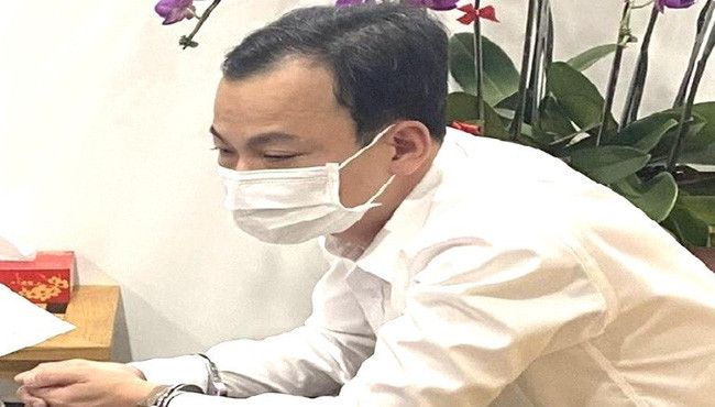 Bắt "ông trùm" đường dây làm xăng giả với gần 2,7 triệu lít: Ngày 18/2, Công an tỉnh Đồng Nai vừa ra lệnh bắt khẩn cấp đối với ông Lê Thành Trung, người được xác định là “ông trùm” trong đường dây mua, bán hoá đơn giả, liên quan đến chuyên án buôn lậu, sản xuất xăng giả với tang vật gần 2,7 triệu lít xăng giả. Đặc biệt, Công an thu giữ 27 con dấu (15 mộc dấu tròn, 12 dấu tên) của nhiều công ty khác nhau do Trung thành lập và thuê người khác làm giám đốc.