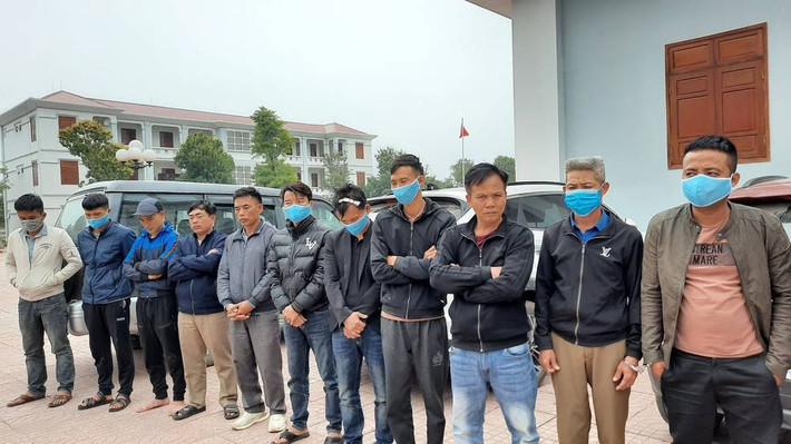 Triệt phá nhóm đối tượng tham gia 'đá gà' khủng: Ngày 18/2, Công an huyện Yên Thành (Nghệ An) biết vừa triệt phá vụ sới gà khủng, cụ thể Công an huyện Yên Thành phát hiện tại trang trại bỏ hoang của Trần Hữu Nghĩa (SN 1983, trú tại xã Vĩnh Thành) đang tụ tập đánh bạc dưới hình thức “đá gà” ăn tiền. Tang vật thu giữ tại chỗ gồm: 8 con gà chọi, 8 ô tô, 11 xe gắn máy, 35 điện thoại di động, 3 mẫu giấy ghi kèo cá cược và gần 170 triệu đồng tiền mặt...