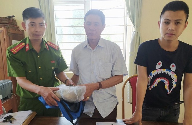 3. Nam thanh niên nhặt được 50 triệu đồng trả cho người đánh mất: Ngày 2/8, Công an xã Hoằng Phượng, huyện Hoằng Hóa, tỉnh Thanh Hoá vừa tiếp nhận sự việc anh Phạm Quang Linh (SN 1998) trình báo về việc anh nhặt được chiếc túi trên đường. Sau khi nhận được trình báo của công dân, lực lượng công an đã tiến hành lập biên bản đồng thời xác minh và tiến hành giao lại tài sản cho ông Trịnh Đình Quản (SN 1960) địa chỉ ở xã Hà Bình (Hà Trung).
