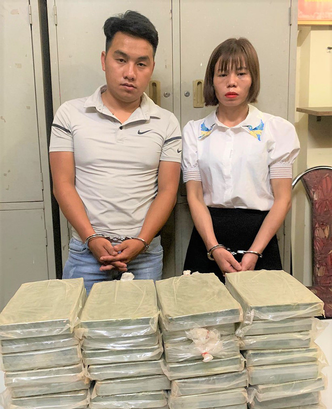 7. Đôi nam nữ vận chuyển 32 bánh heroin: Ngày 2/8, tin từ Công an tỉnh Sơn La cho biết vào lúc 18h ngày 1/8, tại khu vực Bến xe khách Sơn La, cơ quan này đã phối hợp với Công an tỉnh Điện Biên, Cục Hải quan Điện Biên phát hiện, bắt quả tang đôi nam nữ đang vận chuyển 32 bánh heroin. Qua đấu tranh, công an xác định đôi nam nữ là Lầu Văn Sầu (SN 1999) và Đồng Thị Thủy (SN 1984) cả hai cùng ngụ tại huyện Bảo Lâm, tỉnh Cao Bằng.