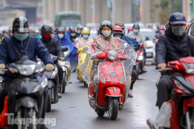 Sáng nay tại Hà Nội cũng đã xuất hiện mưa phùn khiến cho cái lạnh càng thêm lạnh. (Ảnh: Tiền Phong).