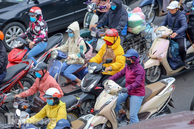 Mặc dù đã chuẩn bị nhiều lớp áo nhưng vẫn không thể tránh khỏi cái "lạnh thấu xương" này. (Ảnh: Tiền Phong).