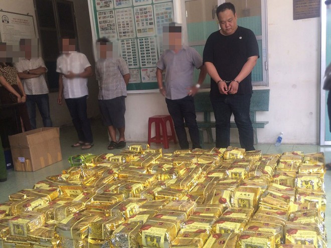 Ma túy giấu trong loa kẹo kéo: Ngày 12/4, tại ngã ba Huỳnh Mẫn Đạt - Võ Văn Kiệt, Q.5, TP HCM, Đội CSGT Công an Q.5 qua camera giám sát trật tự giao thông phát hiện 3 chiếc ô tô, gồm: ô tô 7 chỗ BS 51A-432.83 do Yeh Ching Wei điều khiển chở Chiang Wei Chih, ô tô tải BS 51C-570.67 và ô tô tải BS 60C-462.24 đang đậu đỗ sai quy định (hai xe tải đấu đuôi vào nhau để sang hàng hóa).
