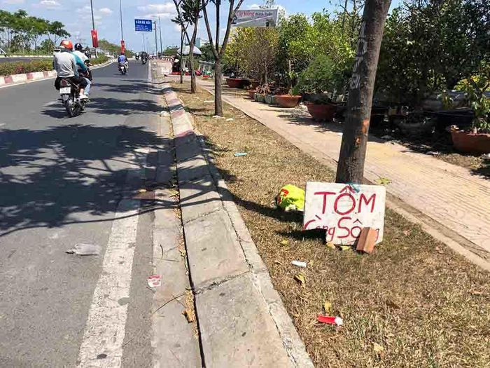 Nam thanh niên tử vong bất thường trên đường: Tối 1/2, một số người qua lại trên đường Phạm Văn Đồng, phường Hiệp Bình Chánh, TP Thủ Đức (TP HCM) nghe tiếng hô hoán, va chạm mạnh và thấy một người đàn ông phóng xe ngược chiều mất dạng. Người dân chạy đến hiện trường thì thấy một thanh niên nằm dưới đường, đã tử vong. Hiện Công an TP Thủ Đức đang điều tra, làm rõ.