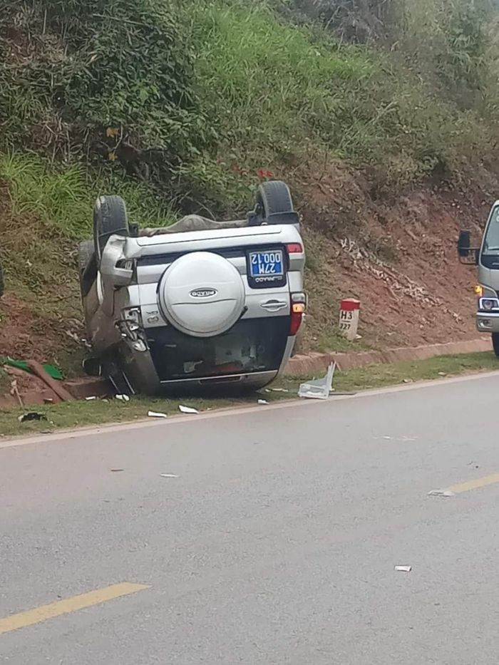 Xe cứu thương va chạm với xe máy, 2 người bị thương: Sáng 2/2, tại huyện Yên Châu, tỉnh Sơn La chiếc xe ô tô con (xe cứu thương) bất ngờ va chạm với xe máy. Hậu quả, 2 người đi xe máy bị thương, xe ô tô và xe máy đều hư hỏng, xe cứu thương lật ngửa 4 bánh lên trời.