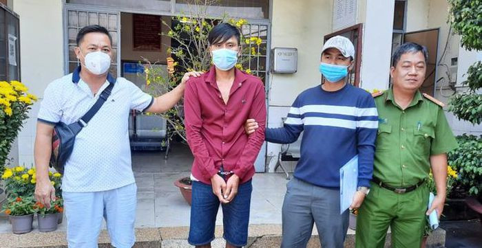 Đốt nhà chủ tàu cháy lan sang nhiều tàu cá: Bực tức vì không ứng được tiền tiêu Tết từ chủ tàu cá mà Phạm Văn Sang (32 tuổi, trú huyện Kiên Lương, tỉnh Kiên Giang) đã đi làm thuê nên Sang đã mua xăng đốt nhà chủ tàu. Vụ cháy làm thiệt hại 5 căn nhà, 11 chiếc tàu thu mua, đánh bắt hải sản. Ngày 2/2, Công an tỉnh Kiên Giang cho biết đang tạm giữ Sang để điều tra, làm rõ.