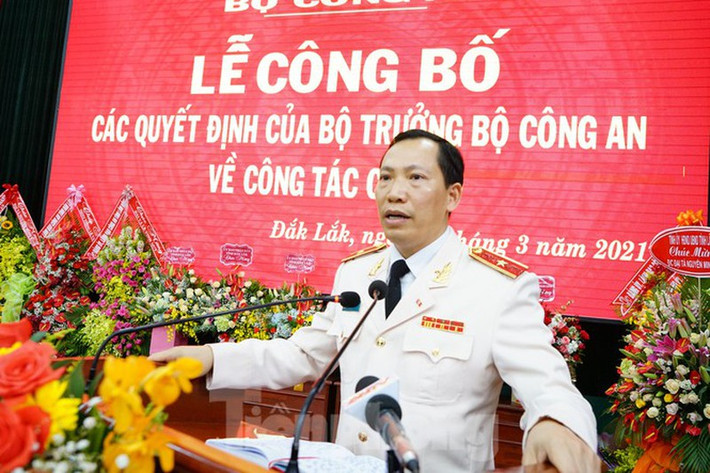 Ông Tuyến, 49 tuổi, quê Hà Nội, trước đó ông đã kinh qua các vị trí Phó phòng, Trưởng phòng, Cục phó Tham mưu thuộc Tổng cục Chính trị Công an nhân dân. Từ tháng 12/2017 đến tháng 12/2019, ông làm Giám đốc Công an tỉnh Đăk Nông, sau đó làm Giám đốc công an Đăk Lăk. Tháng 3/2021, ông được điều động giữ chức Phó chủ nhiệm thường trực Ủy ban kiểm tra Đảng ủy Công an Trung ương.