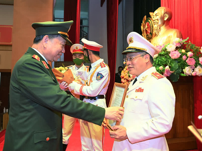 Ông Long, 48 tuổi, quê Bắc Giang, từng giữ chức Trưởng phòng tham mưu Cục Cảnh sát phòng, chống tội phạm về môi trường; Phó giám đốc và Giám đốc Công an tỉnh Bắc Ninh. Năm 2019, ông được bổ nhiệm giữ chức Cục trưởng C03. Tháng 1/2021, ông được thăng quân hàm, là thiếu tướng trẻ nhất trong lực lượng Công an. (Ảnh: Bộ trưởng Tô Lâm trao Quyết định bổ nhiệm chức vụ Thứ trưởng Bộ Công an đối với Thiếu tướng Nguyễn Văn Long)