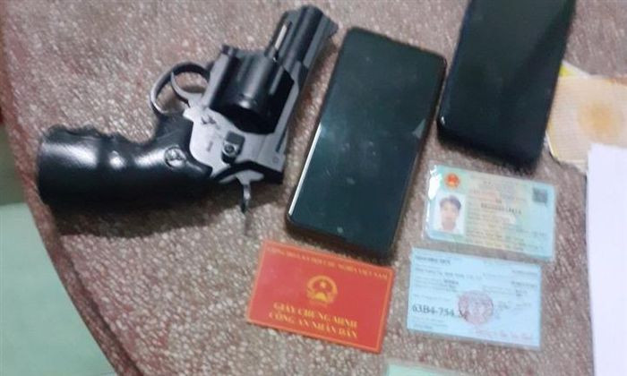 Giả danh cảnh sát hình sự, chặn xe kiểm tra người dân: Hồ Hoàng Huân (SN 2001; ngụ xã Trung An, TP Mỹ Tho, Tiền Giang) chạy xe máy ép người dân vào lề đường rồi giả danh là cảnh sát hình sự yêu cầu kiểm tra giấy tờ nhưng bị công an bắt giữ ngay sau đó. Ngày 26/6, Công an tỉnh Tiền Giang cho biết đang tạm giữ Huân để điều tra về hành vi "Sử dụng giấy Chứng minh Công an nhân dân giả" và giả danh Cảnh sát hình sự.