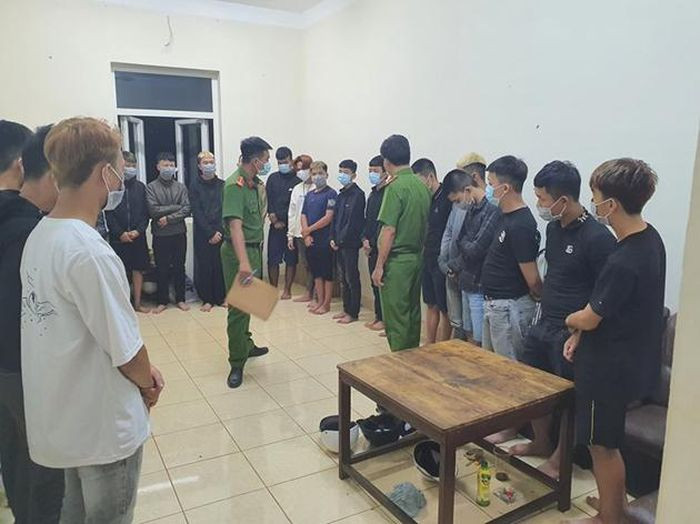 25 thanh thiếu niên, học sinh mang hung khí, bom xăng hẹn nhau hỗn chiến: Sau khi xảy ra mâu thuẫn, hai nhóm thanh thiếu niên, học sinh (đều trú tại TP Buôn Ma Thuột, tỉnh Đắk Lắk) hẹn nhau mang theo nhiều hung khí nguy hiểm như dao rựa, cây gậy, bom xăng để hỗn chiến, giải quyết mâu thuẫn. Có hai người trong nhóm bị thương tích 5% và 2%. Ngày 26/6, Công an TP Buôn Ma Thuột đã triệu tập nhóm này để điều tra.