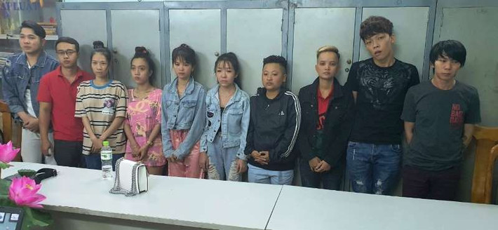 Giả danh công an, viện kiểm sát lừa đảo hàng tỷ đồng: Ngày 19/1, Công an tỉnh Quảng Nam đã bắt giữ Long Boon Leng (29 tuổi), Lim Kean Kew (24 tuổi, cùng quốc tịch Malaysia) và Cao Ngọc Nhi (22 tuổi), Đỗ Thị Đông (27 tuổi, trú ở Campuchia) cùng 6 người Việt Nam để điều tra hành vi Lừa đảo chiếm đoạt tài sản.