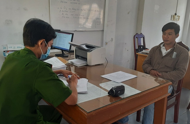 5. Thiếu phụ bị chém đứt lìa chóp mũi khi đang ở trong nhà: Ngày 3/9, Công an thị xã Hồng Ngự, tỉnh Đồng Tháp đã khởi tố bị can, cấm đi khỏi nơi cư trú đối với Nguyễn Hoàng Nam (SN 1990, ngụ xã An Bình A, thị xã Hồng Ngự) điều tra về hành vi cố ý gây thương tích. Nam có mâu thuẫn với Lê Hoàng Tâm (SN 1986). Tối 26/6, Nam đã mang theo dao tự chế đến nhà chém chị Tâm. Chị gái của Tâm là Lê Thị Cẩm Loan (SN 1982) bị chém đứt lìa chóp mũi.