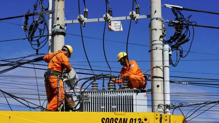Công nhân điện lực Thanh Hóa bị điện giật tử vong: Ngày 23/6, Công ty Điện lực tỉnh Thanh Hóa cho biết, trưa 22/6, tại phường Đông Thọ, TP Thanh Hóa xảy ra vụ điện giật khiến một công nhân tên Lê Phú Thắng thuộc Đội Quản lý vận hành số 1 (thuộc Điện lực thành phố Thanh Hóa quản lý) tử vong.