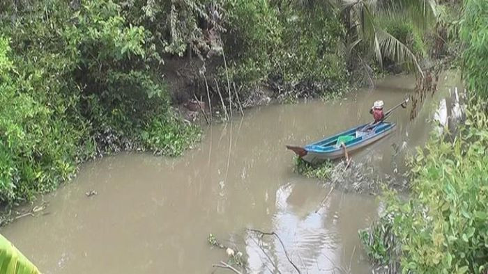 Bắt cá bằng kích điện, hai vợ chồng tử vong: Tối 22/6, hai vợ chồng ông Bạch Văn Q. và bà Nguyễn Thị Thu D. (cùng 49 tuổi, trú xã Tịnh Hà, huyện Sơn Tịnh, Quảng Ngãi) dùng thuyền nhỏ đi đánh bắt cá trên sông Trà Khúc. Trong lúc dùng kích điện bắt cá, do sơ suất bị điện giật làm hai vợ chồng tử vong.