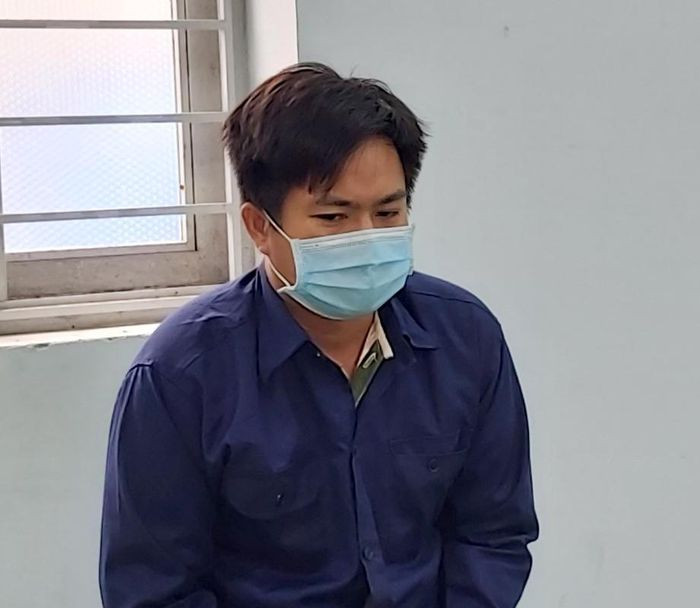 Xin đi nhờ xe, cô gái bị bạn nhậu cưỡng hiếp: Sau cuộc nhậu, Võ Văn Chung (SN 1992, ngụ huyện Bình Tân, Vĩnh Long) chở chị M.T. (SN 1986, ngụ huyện Cái Bè, tỉnh Tiền Giang) về nhà trọ. Khi đến đoạn đường vắng, đối tượng nảy sinh dục vọng nên ép nạn nhân quan hệ tình dục. Ngày 23/6, Chung bị Công an huyện Bình Tân bắt tạm giam. Được biết, Chung có 1 tiền án về về tội Cướp giật tài sản, vừa chấp hành xong án phạt tù.