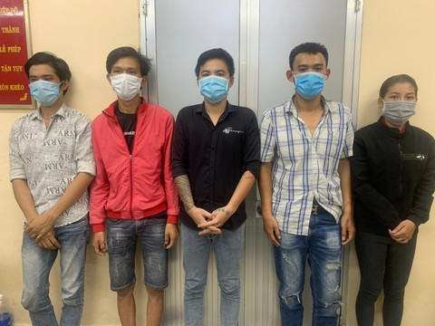 Triệt phá băng nhóm dùng bình hơi cay để cướp ở TP. HCM: Ngày 23/6, Công an TP HCM cho biết, đã triệt phá một băng nhóm chuyên sử dụng bình xịt hơi cay và dụng cụ chích điện để cướp tài sản. Theo cơ quan điều tra, từ đầu tháng 6 đến nay băng nhóm nói trên đã gây ra 6 vụ cướp trên địa bàn quận Tân Phú, huyện Củ Chi.
