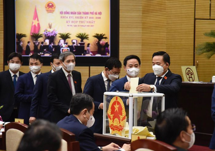 Tại Kỳ họp, Chủ tịch UBND thành phố Hà Nội nhiệm kỳ 2021 - 2026 Chu Ngọc Anh đã đọc tờ trình giới thiệu 6 nhân sự để bầu làm Phó Chủ tịch UBND thành phố Hà Nội nhiệm kỳ 2021 - 2026. Những nhân sự được giới thiệu đều là Phó Chủ tịch UBND thành phố Hà Nội nhiệm kỳ 2016 - 2021.