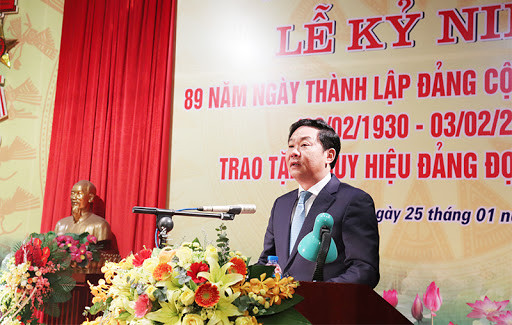 Ông Lê Hồng Sơn (SN 1964 tại Hoằng Hóa, Thanh Hóa) tốt nghiệp chuyên ngành Luật tại Đại học Tổng hợp Cuban, Liên bang Nga năm 1988. Năm 1989, ông Lê Hồng Sơn về công tác tại Bộ Tư pháp và đã trải qua nhiều cương vị khác nhau như Phó Vụ trưởng, Quyền Vụ trưởng Vụ Quản lý luật sư tư vấn pháp luật, nay là Cục Bổ trợ tư pháp; Chánh Văn phòng Bộ Tư pháp. Từ tháng 12/2011, ông Lê Hồng Sơn được bổ nhiệm giữ chức Thứ trưởng Bộ Tư pháp.