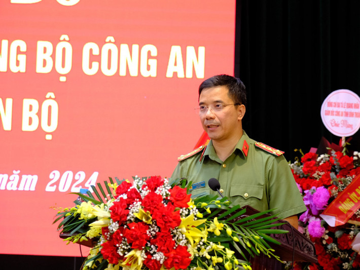 Đại tá Nguyễn Hồng Phong sinh năm 1979 (45 tuổi).