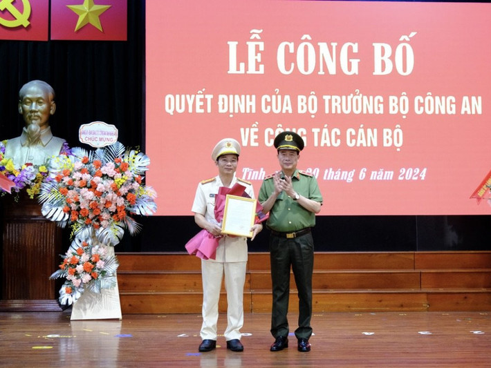 Sáng 20/6, tại lễ công bố quyết định của Bộ trưởng Bộ Công an về công tác cán bộ, Thiếu tướng Phạm Quang Tuyển - Phó Cục trưởng Cục Tổ chức cán bộ đã công bố Quyết định của Bộ trưởng Bộ Công an về điều động, bổ nhiệm Đại tá Nguyễn Xuân Thao - Phó Cục trưởng Cục An ninh đối ngoại đến nhận công tác và giữ chức vụ Giám đốc Công an tỉnh Hà Tĩnh. Cũng tại buổi lễ, đại diện Cục Tổ chức cán bộ đã chúc mừng Đại tá Nguyễn Hồng Phong - Giám đốc Công an Hà Tĩnh được điều động và giữ chức vụ Giám đốc Công an tỉnh Đồng Nai. Ảnh: Thứ trưởng Lê Quốc Hùng trao Quyết định của Bộ trưởng Bộ Công an cho đại tá Nguyễn Xuân Thao. 