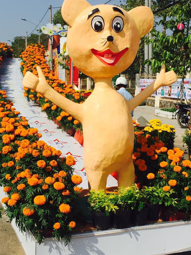 Linh vật chuột vàng có tạo hình hài hước ở Tiền Giang.