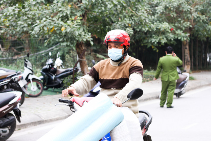 Để đảm bảo công tác cách ly an toàn, giáo viên và học sinh yên tâm thực hiện công tác phòng chống dịch theo quy định, quận, phường, trường và các đơn vị liên quan họp khẩn đưa nhiều biện pháp.