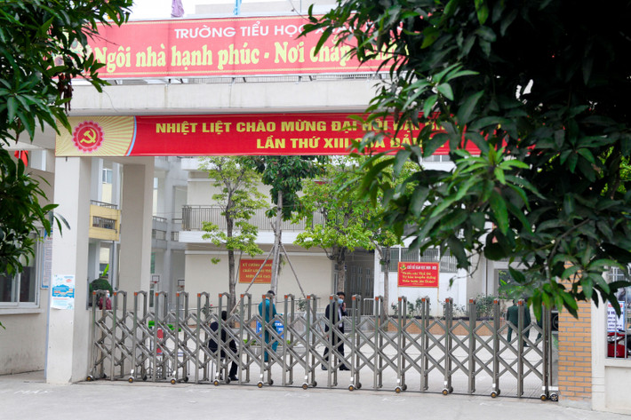 Có tổng cộng 80 học sinh và giáo viên Trường tiểu học Xuân Phương đã cách ly tại trường, sau khi học sinh L.Đ.N.K. lớp 3E dương tính.