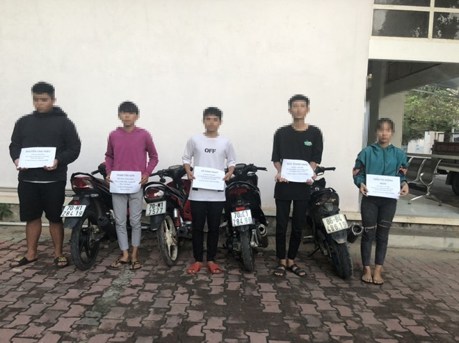 3. Ba nhóm “quái xế” tụ tập "biểu diễn' đua xe trái phép: Khoảng 1h30 ngày 23/11, tại khu phố Ninh Phú, phường Ninh Sơn, TP Tây Ninh, Tây Ninh, Tổ công tác Đội CSGT trật tự Công an TP Tây Ninh và Công an phường Ninh Thạnh kịp thời ngăn chặn nhóm đối tượng tụ tập chạy xe biểu diễn và đua xe trái phép. Tại cơ quan Công an, các đối tượng bước đầu khai nhận, có độ tuổi từ 15 đến 17 tuổi.