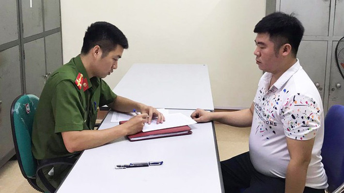 Tuy nhiên, đúng lúc đó, bố của bé C.T là ông Hoàng Văn H. đến đón con. Khi thấy con khóc đã có hỏi giáo viên phụ trách lớp và khi biết lý do đã buông những lời không hay với bé B.A. Chưa dừng lại ở đó, vị phụ huynh này còn tiếp tục đánh, giật tóc, tát vào đùi, sau đó bắt bé B.A xin lỗi rồi đón con ra về.