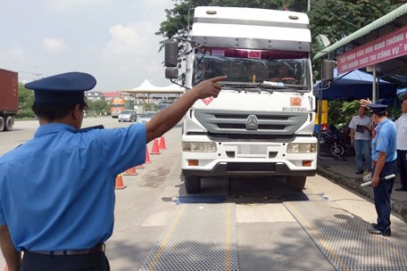 4 thanh tra giao thông bị cáo buộc nhận hối lộ hàng ngàn đô: Theo cáo trạng, tháng 8/2018, Công ty Tuấn Vinh bị tố ép xe tải trên một tấn của nhiều doanh nghiệp phải dán logo "An toàn là bạn, tai nạn là thù". Nếu dán khẩu hiệu này, các xe quá tải sẽ không bị cơ quan chức năng kiểm tra hoặc bắt buộc cân đo tải trọng để lập biên bản. Với thủ đoạn này, nhóm bảo kê có sự tiếp tay của một số cán bộ thanh tra giao thông và cảnh sát, đã thu lợi bất chính hơn 12 tỷ đồng mỗi tháng. (Ảnh minh họa).