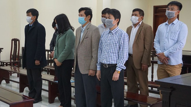 5 cán bộ thanh tra nhận hối lộ hàng nghàn đô: Ngày 16/3, TAND tỉnh Thanh Hóa đã tuyên phạt 5 cựu cán bộ Thanh tra tỉnh Thanh Hóa, Lê Mạnh Hà 40 tháng tù, Nguyễn Thị Cúc 34 tháng tù, Dương Văn Bằng, Nguyễn Hưng mỗi bị cáo 28 tháng, Nguyễn Qúy Diễn 24 tháng;
