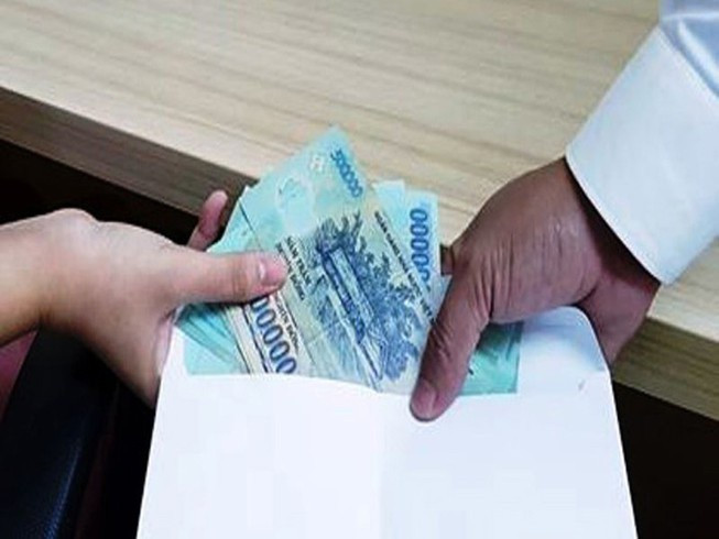 Trong đó, Lê Bá Dũng (cán bộ thanh tra giao thông quận Hoàng Mai) đã nhận hối lộ 96 triệu, Nguyễn Quốc Cương (cán bộ thanh tra giao thông quận Hai Bà Trưng) nhận 63 triệu, Trần Sỹ Cương (cán bộ thanh tra cơ động thuộc Sở GTVT Hà Nội) nhận 136 triệu. Riêng Hoàng Văn Lân (cán bộ thanh tra vận tải huyện Phú Xuyên) nhận 11 triệu và một chai rượu.