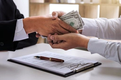 Trong quá trình thực hiện nhiệm vụ xác minh sai phạm tại Chi nhánh Lũng Lô Miền Nam, Trần Quốc Dũng lợi dụng là Trưởng đoàn xác minh đã thực hiện hành vi nhận số tiền 400 triệu đồng tại Thành phố Hồ Chí Minh vào ngày 09/6/2018. 2,8 tỷ đồng vào ngày 25/6/2018 tại Hà Nội. Ảnh minh họa.
