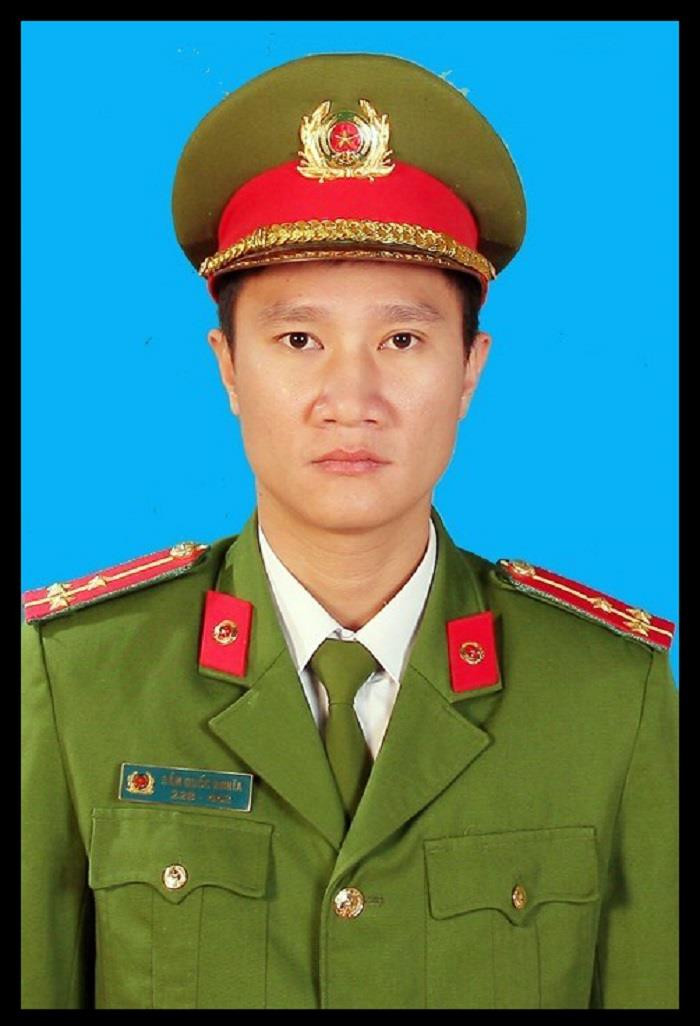 Khi tổ công tác đang tiếp cận địa bàn thì bất ngờ từ phía sau có 2 đối tượng từ trong rừng lao ra cầm dao đâm vào người Thượng úy Sầm Quốc Nghĩa (29 tuổi). Nghe thấy tiếng gọi của đồng đội, ngay lập tức các thành viên trong tổ công tác đã nhanh chóng có mặt để phối hợp truy bắt. Nhưng do địa hình hiểm trở nên các đối tượng đã nhanh chóng tẩu thoát vào rừng sâu.