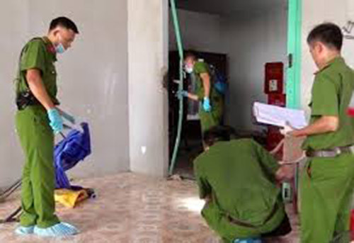 Thông tin về việc anh L tử vong tại phòng ngủ sau đám cưới khiến cả thôn Đống Am xôn xao. Chẳng ai dám tin, chỉ sau ngày hạnh phúc anh L đã ra đi, bỏ lại người vợ trẻ. Công an huyện Thủy Nguyên lập tức có mặt tại hiện trường. Qua xác minh, lực lượng điều tra nhận định anh L bị sát hại bằng vật có lưỡi sắc. Vết thương trên cổ là chí mạng, dẫn tới mất máu cấp và tử vong. (Ảnh minh họa, nguồn Internet)