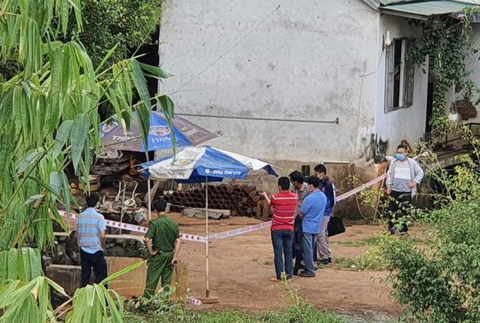 Tháo đầu đạn, chủ quán cà phê tử vong tại chỗ: Trưa 28/8, Sau giờ nghỉ trưa, chủ quán cà phê là ông Lê Minh (SN 1966, trú TP Pleiku, Gia Lai) đưa đầu đạn ra sau nhà tháo để lấy phế liệu thì đầu đạn phát nổ khiến người này tử vong tại chỗ. Tại hiện trường, rất nhiều vỏ đạn cỡ lớn đã được tháo chất thành đống bên tường nhà.