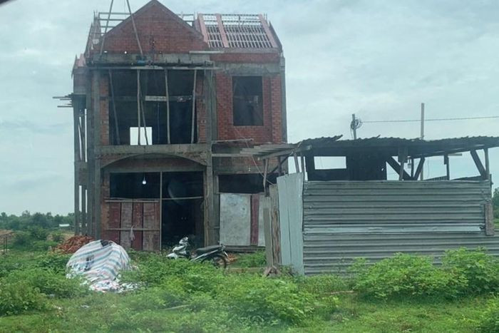 Truy nã nữ giám đốc lừa bán hàng chục lô đất nền: Nguyễn Thị Thu Hà (SN1979, Giám đốc Công ty TNHH Thu Hà) đưa ra thông tin không đúng sự thật về pháp lý dự án Khu dân cư số 1 Tây Nam thị trấn Long Điền Hà (tỉnh Bà Rịa-Vũng Tàu) chuyển nhượng trái phép quyền sử dụng đất cho nhiều người để chiếm đoạt hơn 7,6 tỷ đồng. Ngày 28/8, Công an tỉnh Bà Rịa-Vũng Tàu truy nã Hà.