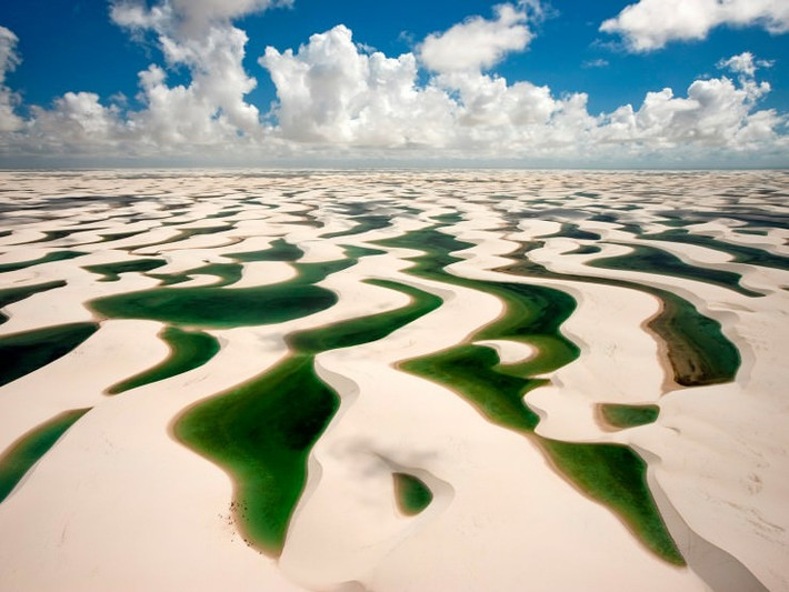 Sa mạc đầm nước - Lencois Maranhenses, Brazil: Nhìn từ trên không, những đụn cát trắng mịn uốn lượn xen lẫn với những hồ nước ngọt màu ngọc lục bảo hay lam ngọc lấp lánh dưới nắng, trải dài tận chân trời, đã tạo nên vẻ đẹp kỳ diệu đến siêu thực cho công viên quốc gia Lencois Maranhenses.