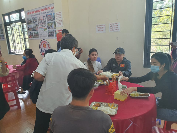 Toàn bộ số tiền này sẽ được kiểm đếm, lập biên bản với sự chứng kiến của ông và 3 người khác trước khi được chia đôi cho người nghèo 2 huyện A Lưới (Thừa Thiên - Huế) và Mèo Vạc (Hà Giang).