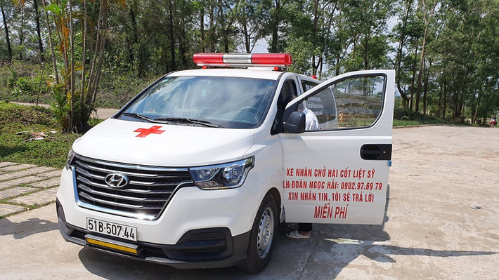 Đúng 11h45, sau khi hoàn thành công việc phục vụ bàn tại quán cơm 5.000 đồng và ăn trưa tại quán này ông Đoàn Ngọc Hải lên chiếc xe cấp cứu BKS: 51B50744 của mình rời Huế để hướng ra Bắc tiếp tục mang sữa đến với người nghèo.