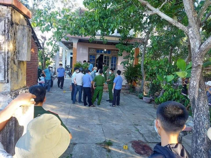 Nhận được tin báo, Công an huyện Thăng Bình nhanh chóng tiếp cận bảo vệ hiện trường, Phòng Cảnh sát hình sự Công an tỉnh Quảng Nam phối hợp với các lực lượng chức năng đã tiến hành khám nghiệm hiện trường, khám nghiệm tử thi, thu thập thông tin để phục vụ quá trình điều tra vụ án mạng. (Ảnh: Người lao động)