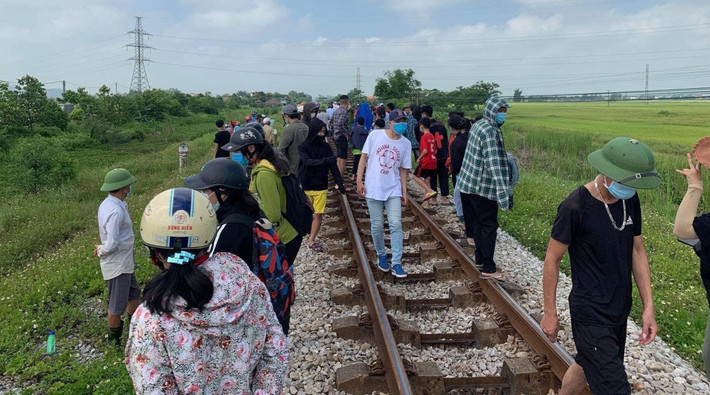 Trước đó, vụ mẹ ôm con nằm trên đường ray định tự tử xảy ra vào khoảng 5h sáng ngày 8/5, anh Vũ Văn Hải điều khiển tàu hàng AH2 chạy trên đường sắt Bắc – Nam đoạn qua địa bàn xã Hưng Mỹ thì phát hiện dưới lòng đường sắt có người nằm nên đã kịp thời dừng lại kiểm tra.