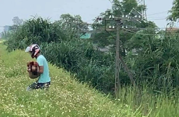 Theo ông Sư Hữu Dũng, Phó Chủ tịch UBND xã Hưng Mỹ, có thể cháu T. đã tử vong trước khi người mẹ đưa lên nằm trên đường sắt bởi trên yên xe máy của người mẹ có dính vết máu.