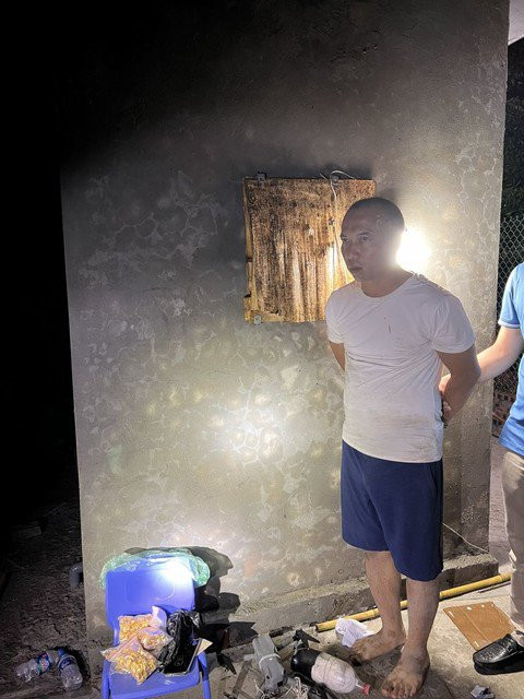 Tại trang trại, công an khống chế thành công Vinh cùng vợ. Khám xét tại chỗ thu giữ hơn 190g ma túy tổng hợp, các gói chia, nhiều bộ thiết bị bay không người lái cùng 1 khẩu súng khí nén bắn đạn chì. Tại cơ quan điều tra, Vinh khai nhận khi các con nghiện gọi điện hỏi mua ma túy, Vinh thống nhất địa điểm nhận tiền và giao ma túy cách khu vực trang trại khoảng từ 400-500m, rồi điều khiển flycam có buộc dây dài khoảng 15m vào một chai nhựa ra địa điểm đã hẹn. Các con nghiện đặt tiền vào chai nhựa, Vinh điều khiển flycam bay về nhận tiền, chia ma túy tương ứng với số tiền rồi đặt ma túy vào chai và bay ra giao hàng. Mặc dù đã rất lưu manh và tinh vi, nhưng hành vi phạm pháp của Vinh và vợ cũng không thể qua mặt được lực lượng công an. (Vinh bị bắt giữ cùng tang vật)