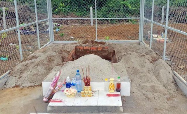 Ngày 25/4/2020, Minh đến một tiệm mua bán xe máy cũ tại xã Quảng Khê, huyện Đắk G'long, tỉnh Đắk Nông mua 1 chiếc xe máy rồi đưa lên xe ô tô bán tải chở đến gửi tại nhà của anh K'Biển ở xã Quảng Khê. Để thực hiện ý đồ, ngày 3/5, Minh một mình đến nghĩa địa tại xã Quảng Khê (huyện Đắk G’long) để đào trộm mộ với ý định tìm một xác chết thay thế mình. Tại đây, Minh đào mộ của một người dân địa phương, mới chôn cách đó một tuần. Tuy nhiên, khi Minh đã đào đến nắp quan tài thì không còn sức nên lên ôtô rời khỏi nghĩa địa.